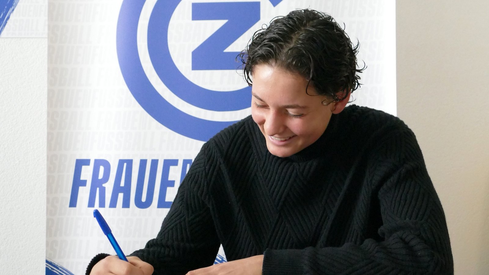 Stürmerin Manu Pfister verlängert bis Juni 2028