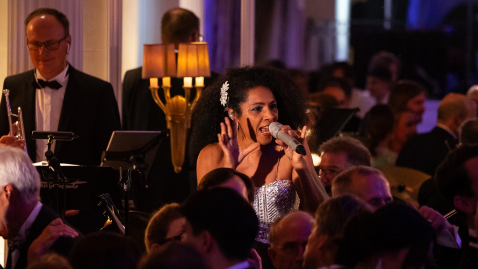 RAUSCHENDE BALLNACHT IM BAUR AU LAC