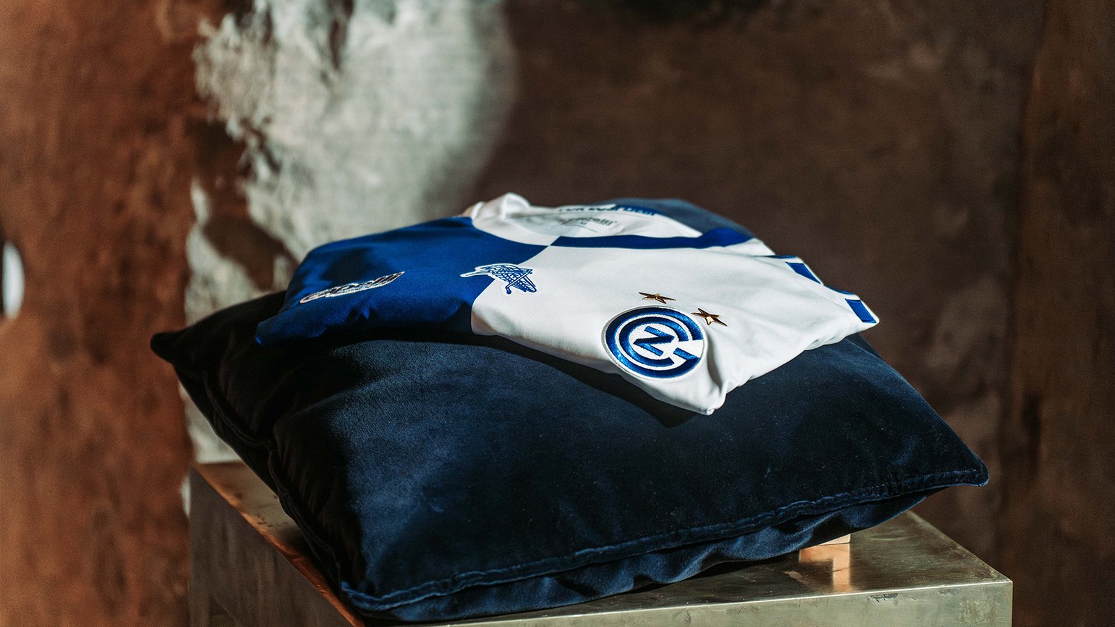 GEWINNE EIN UNTERSCHRIEBENES HEIMTRIKOT 23/24