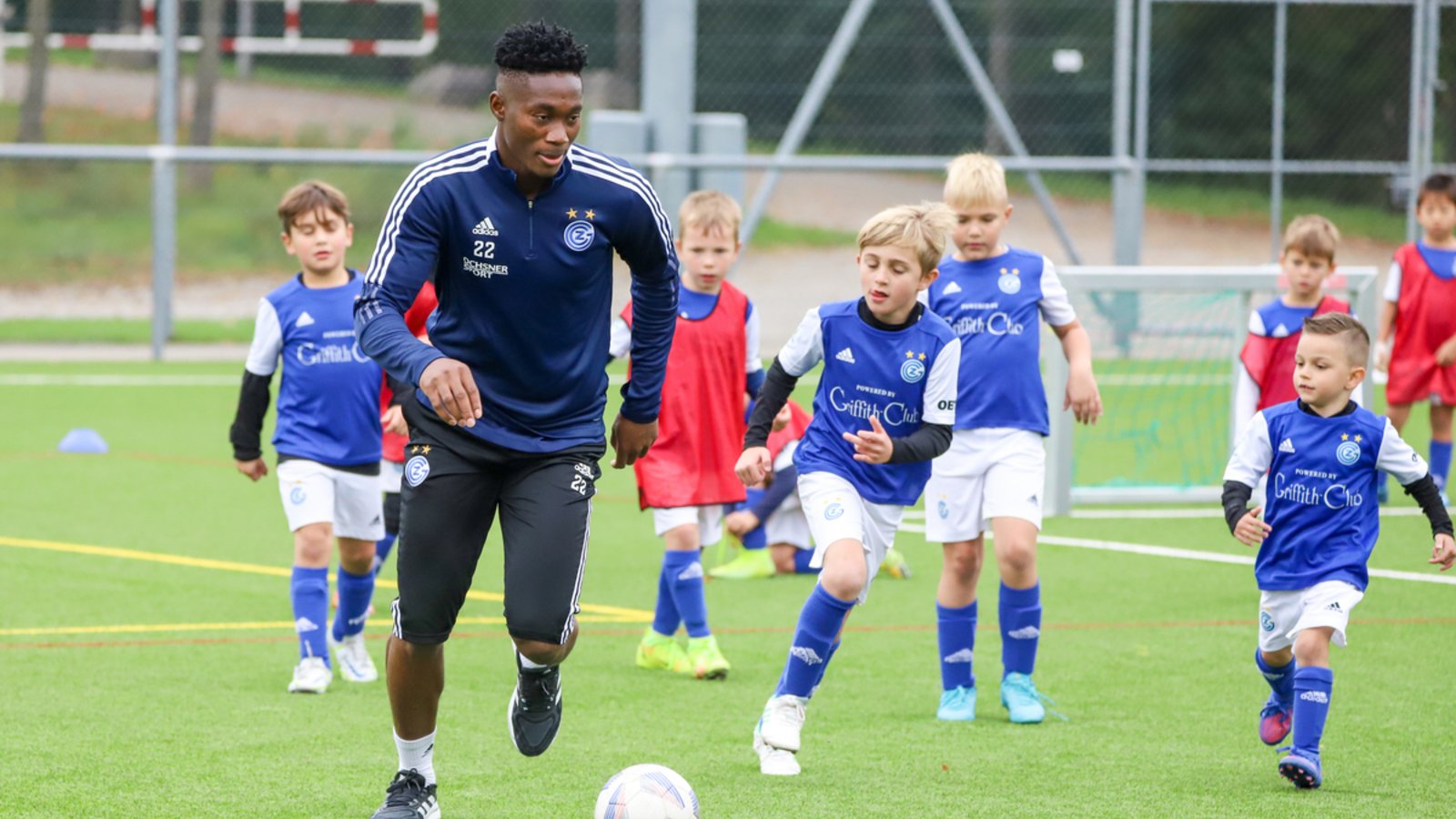 Fussball-Kids treffen ihre Stars