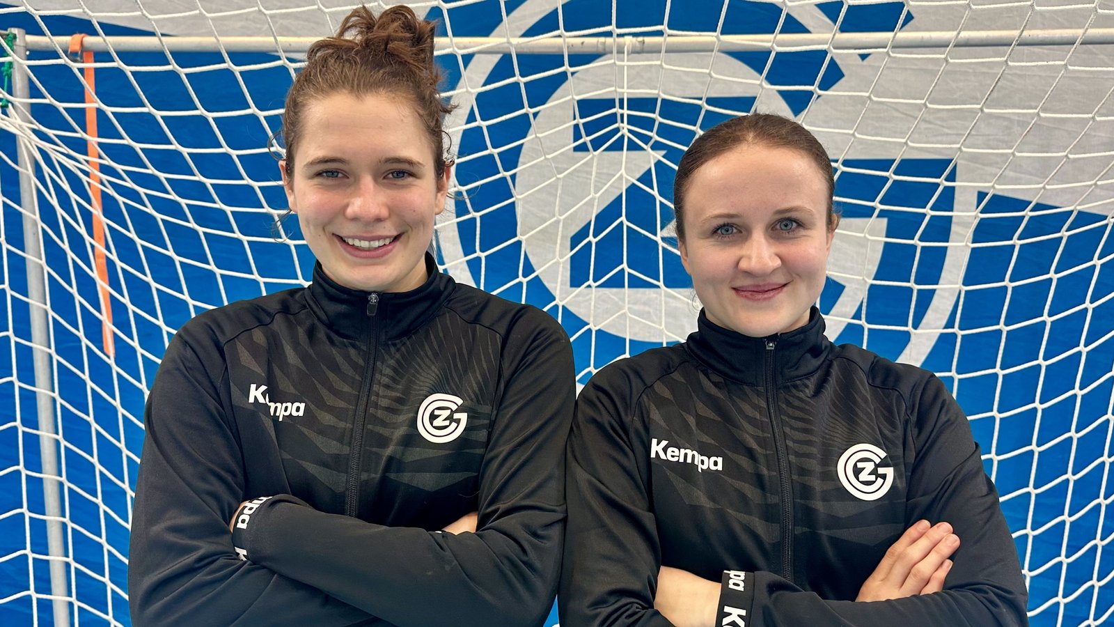 SPL: Kreis-Duo verlängert – Leonie Aellen und Joline Erni bleiben blau-weiss treu