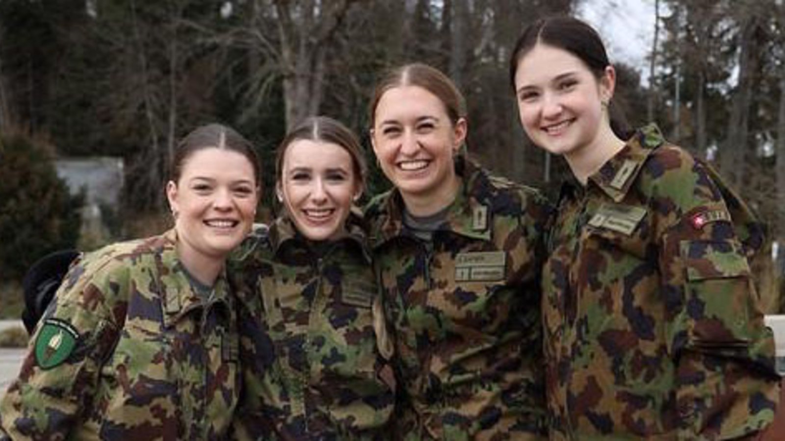 ZWISCHEN RINK UND REKRUTENSCHULE