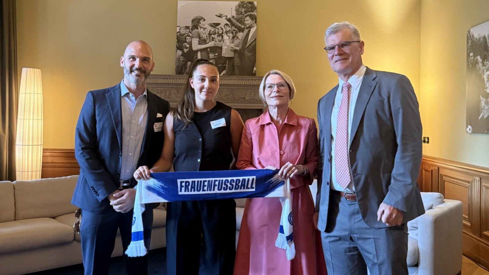 GC Frauenfussball zu Besuch bei der Schweizerischen Botschaft in Berlin 