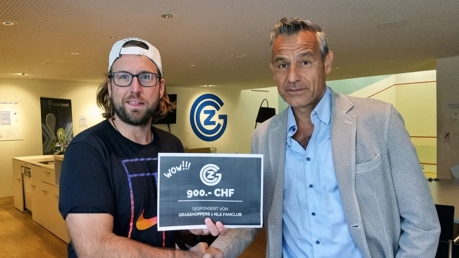 GC Squash Fanclub Gründer übergibt Check über CHF 900.-