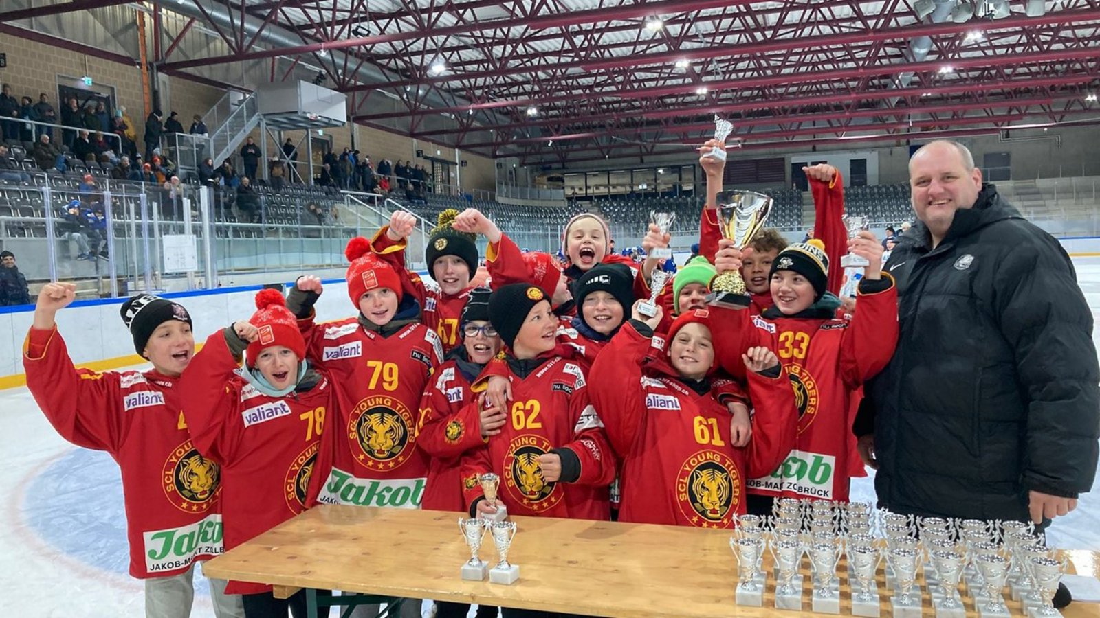 BEVOR DER ERSTE PUCK FÄLLT – EIN TURNIERTAG MIT FRISCHI