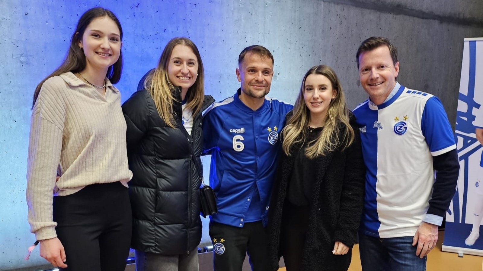 FUSSBALLFANS FEIERN CURLING-WELTMEISTERINNEN