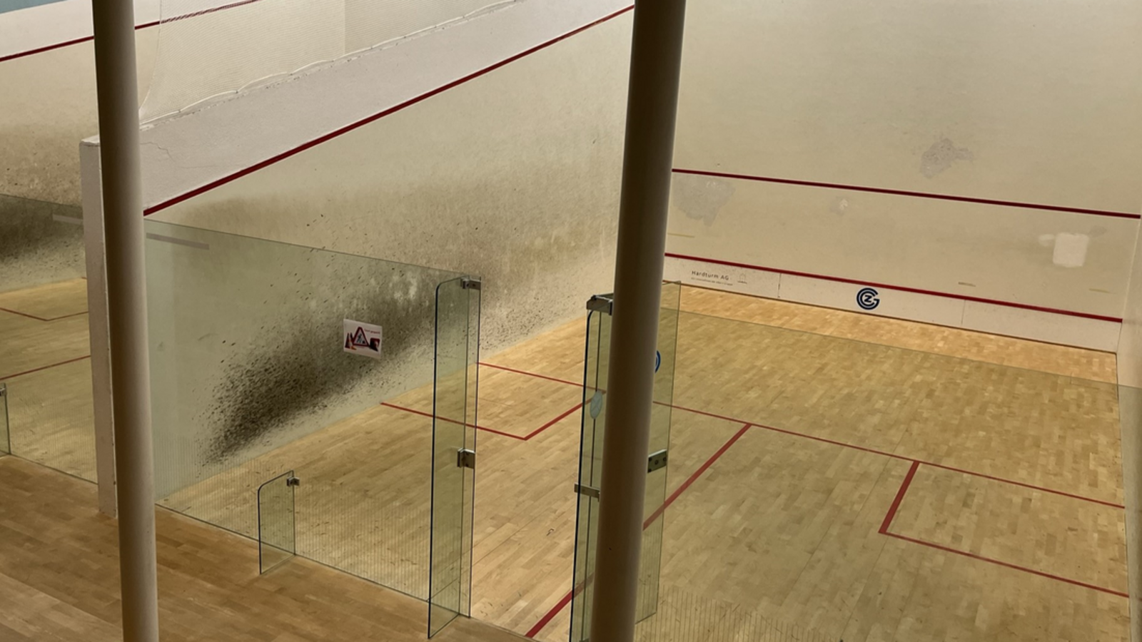 SANIERUNG DER SQUASH-COURTS: NEU, HELL UND GC BLAU